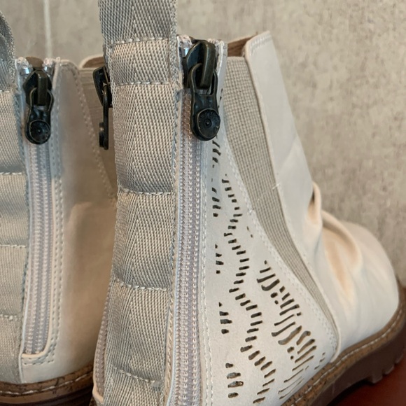 Blowfish Booties Cream Ankle Boots size 11 Vegan New - Picture 10 of 16